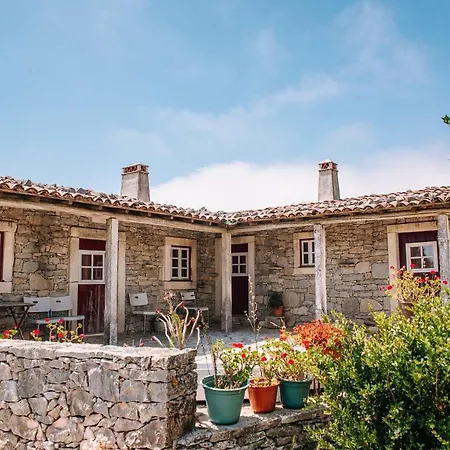 Alojamento de Turismo Rural Casas De Pedra - Quinta Da Escola Alvados